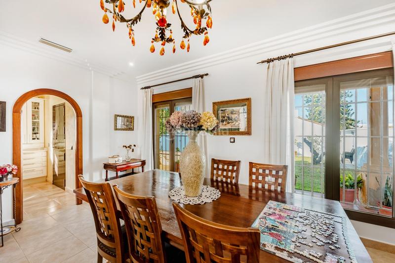 Foto 0b6dc049-f7da-4c38-a66e-01f5807f5903. Chalet mit parking pool in Núcleo urbano Chiclana de la Frontera