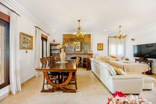 Chalet in Núcleo urbano. Espectacular chalet en venta en la zona del campito con piscina