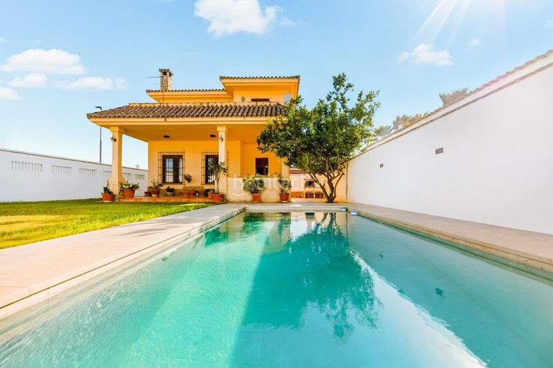 Foto a30555a6-c991-46e3-a5ee-15bc61b2f772. Xalet amb aparcament piscina a Núcleo urbano Chiclana de la Frontera