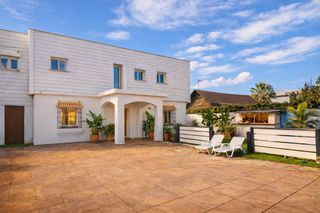 Chalet à Conil. Encantadora finca con múltiples viviendas y gran parcela de 1.09