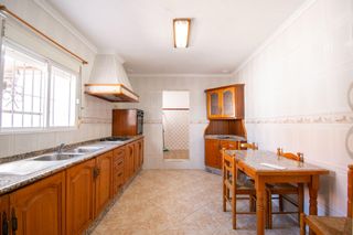 Casa in Núcleo urbano. Casa con patio y azotea en chiclana, zona fuente amarga