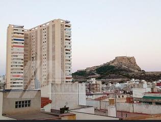 Car parking in Campoamor. Zona de los representantes local  con vado y naya