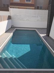Maison jumelée à Monte y Mar. Chalet pareado con piscina privada
