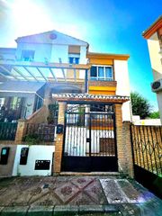 Casa en Parque de San Roque. Casa pareada, con opcion de montar negocio propio.