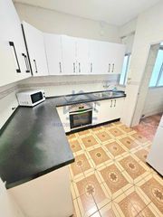 Etagenwohnung en Cervantes. Piso con plaza de garaje independiente cerrada