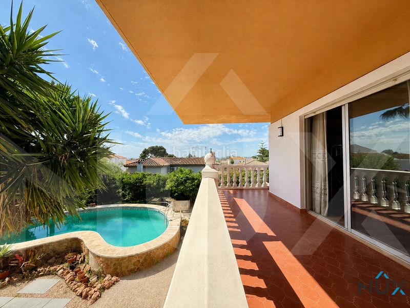 Foto 038a4442-abb4-4ba0-a522-006398663d69. Xalet amb xemeneia calefacció aparcament piscina a Náquera