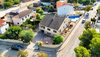 Chalet in La Cañada. Chalet esquinero independiente en la cañada (paterna)