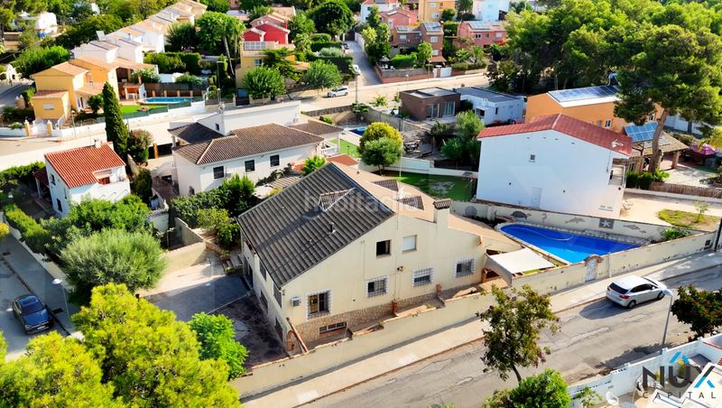 Foto b3761fc7-95bc-4c8e-aeab-e936f9b6d63f. Xalet amb xemeneia calefacció aparcament piscina a Paterna