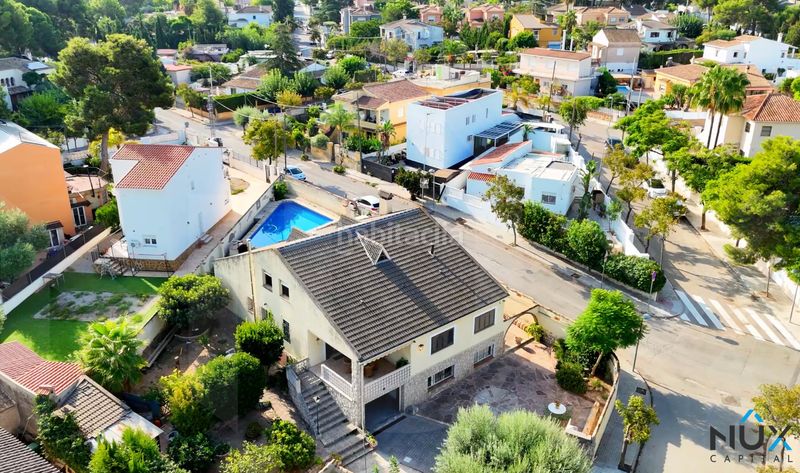 Foto dde50747-9328-4d72-9c28-4871816214d6. Xalet amb xemeneia calefacció aparcament piscina a Paterna