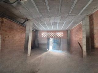 Lloguer Local Comercial a Carrer luis vives 4. Local con terraza interior