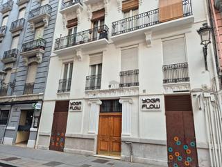 Alquiler Piso en Carrer del pintor salvador abril 9. Piso vacío con garaje