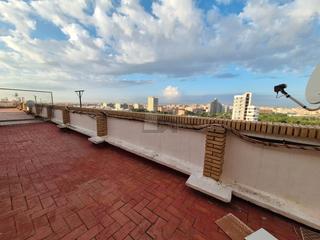 Location Attique à Avinguda dels tamarindes 4. Vacío con electrodomésticos y terraza.