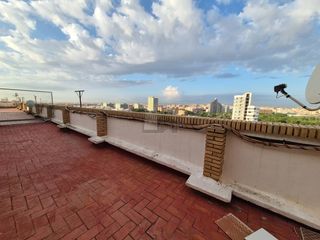 Location Attique en Avinguda dels tamarindes 4. Vac�o con electrodom�sticos y terraza.