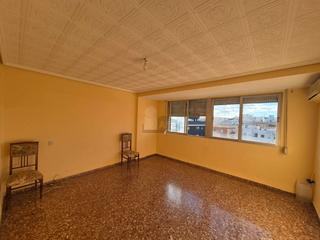 Affitto Appartamento in Carrer de la democràcia 69. Vivienda vacía con electrodomésticos.