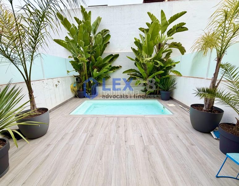 Foto ba053601-ab3a-4cf4-bba3-b65a84111d91. Casa adossada amb xemeneia calefacció aparcament piscina a Badalona