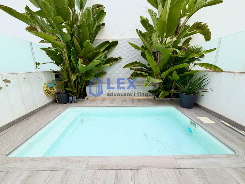 Foto c6fe3518-36f1-44a3-88a0-bf076706283c. Casa adossada amb xemeneia calefacció aparcament piscina a Badalona