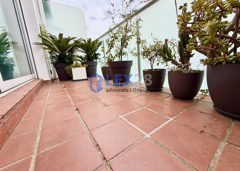 Foto e80430ff-7052-48cd-8f5c-79fb203b94d9. Casa adossada amb xemeneia calefacció aparcament piscina a Badalona