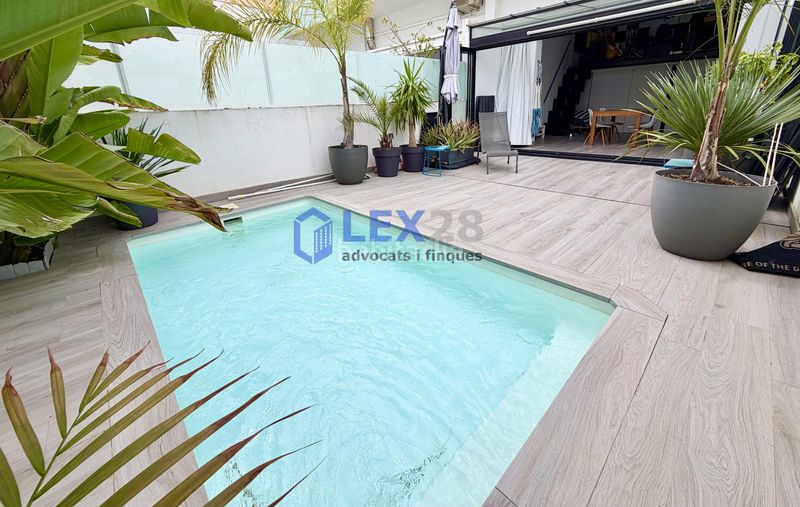Foto ed9229f8-68a9-47d2-a9e9-fc5d9e154486. Casa adossada amb xemeneia calefacció aparcament piscina a Badalona