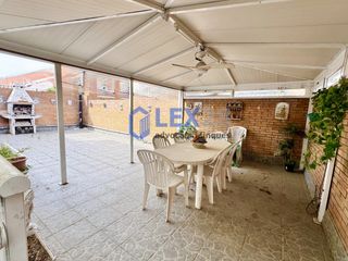 Casa adossada  Carrer de nelson mandela. Magnífica casa familiar con grandes terrazas a 15 minutos de bar