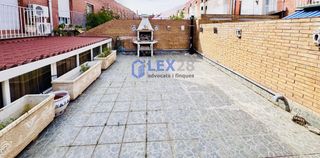 Casa adossada  Carrer de nelson mandela. Magnífica casa familiar con grandes terrazas a 15 minutos de bar