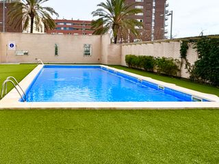 Rent Flat  Carrer de la indústria. Piso con piscina al lado de la playa