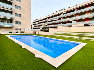 Miete Etagenwohnung  Carrer de la indústria. Piso con piscina cerca de la playa