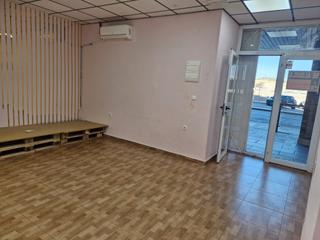 Location Local commercial à Calle leonardo da vinci 74. En alquiler local acondicionado 490€