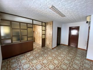 Casa adosada en Carrer l'estel 29. Casa adosada en venta con local comercial en el centro de ampost