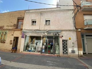 Maison jumelée à Carrer l'estel 29. Casa adosada en venta con local comercial en el centro de ampost