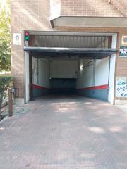 Parking coche en Casco Histórico de Vallecas. Garaje amplio y con buena accesibilidad.