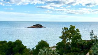 Appartement à Villa Gadea. Espectacular apartamento en primera linea de mar en urbanización
