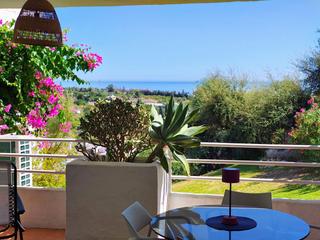 Appartement à Calle alpandeire 10. Amplio piso renovado en selwo  la resina con vistas al mar