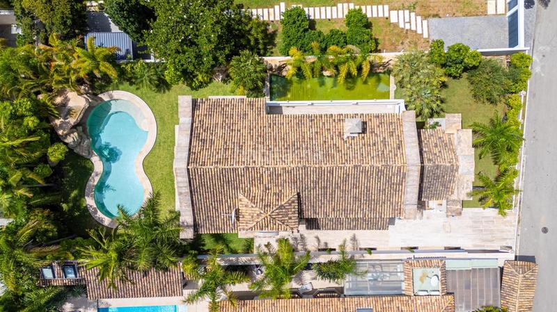 Foto 08384f02-3fdc-49b1-975f-02e222a3881c. Chalet mit parking pool in Los Monteros Marbella