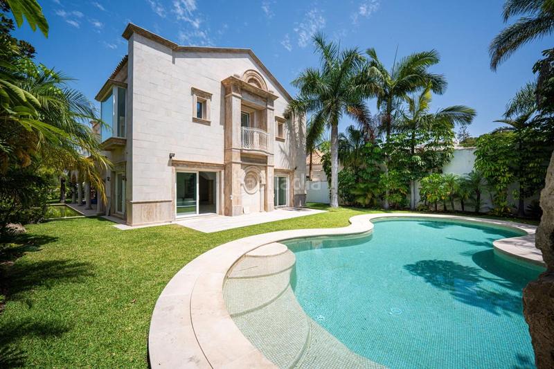 Foto 247cb50d-1ce4-4227-bf57-a159d9ebd1d8. Chalet mit parking pool in Los Monteros Marbella