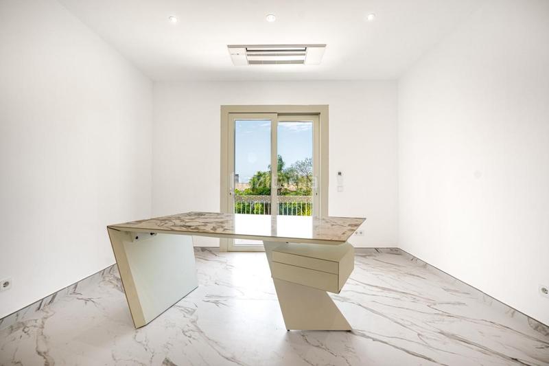 Foto 2f847a02-7311-401b-8ae8-940ff26cbcd1. Chalet with parking pool in Los Monteros Marbella