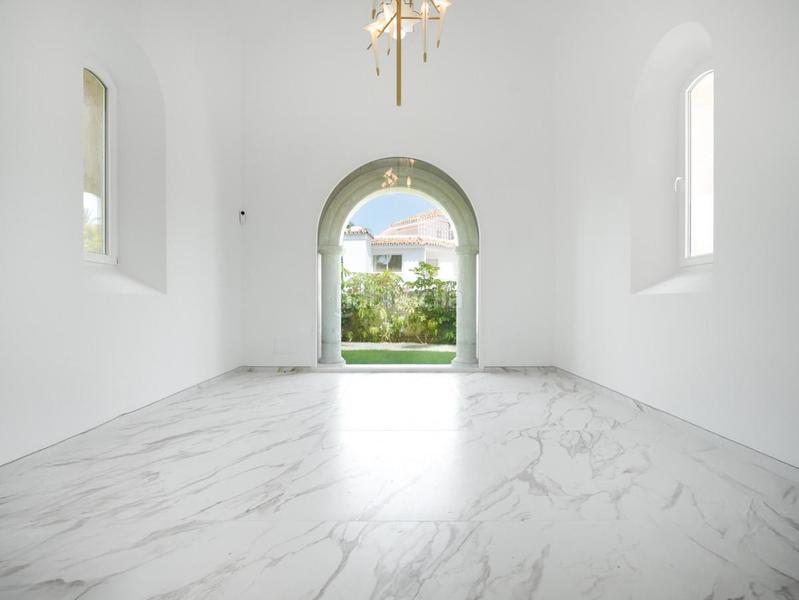 Foto 49186a8e-fcbd-4433-90f6-7d9276c8527c. Chalet con parcheggio piscina in Los Monteros Marbella