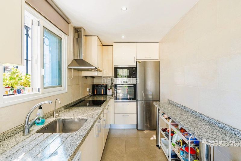 Foto 124fa6a1-6f5d-4c05-9847-056d907086a2. Casa adossada amb aparcament piscina a Los Llanos Estepona