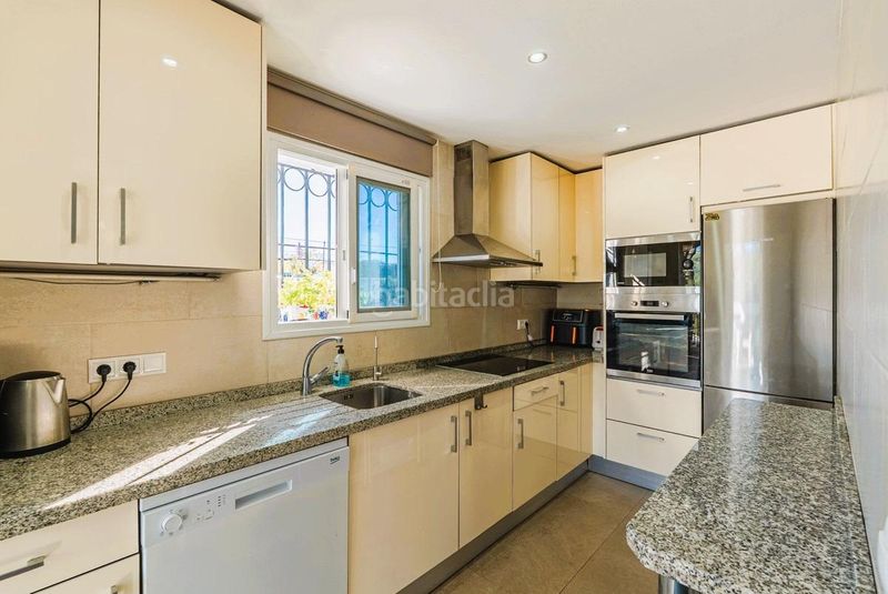 Foto 647de5d1-7ddc-49fb-9353-52a8688b5ded. Casa adossada amb aparcament piscina a Los Llanos Estepona