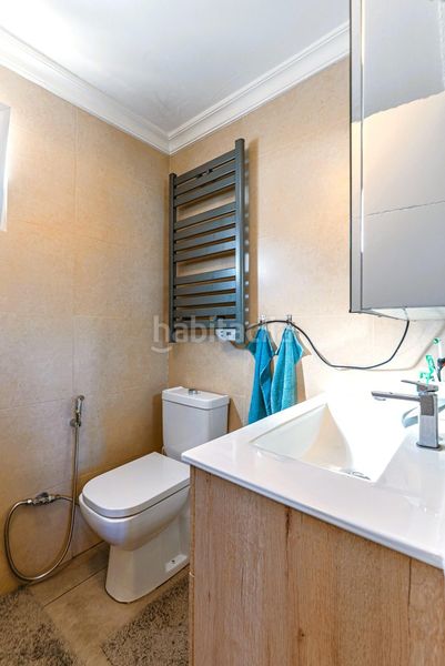 Foto a28978c8-a8b0-4fa8-a759-97b43f6430a7. Casa adossada amb aparcament piscina a Los Llanos Estepona