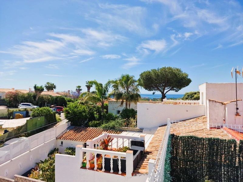 Foto f05c9554-94c8-4793-8a88-0a27cb5e6e30. Casa adossada amb aparcament piscina a Los Llanos Estepona