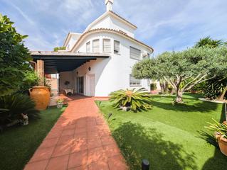 Chalet à Playa de Gandía. Villa de ensueño en les motes  exclusividad, elegancia y luz en