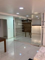 Local Comercial a Centro. Se vende local muy céntrico para invertir