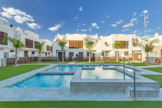 Rez-de-chaussée à Torre de la Horadada. Moderno apartamento en planta baja con 3 dormitorios en torre de