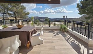 Chalet in Agost. Casa de campo en agost con piscina desbordante y vistas espectac