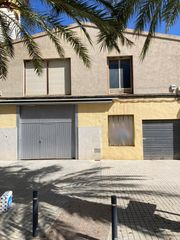 Bâtiment à usage industriel à Las Bayas. Gran nave en venta en las bayas
