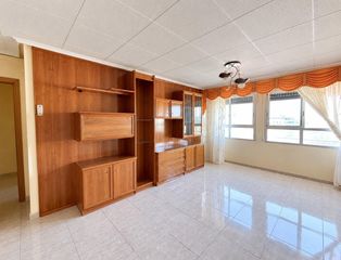 Flat in El Raval - Portes Encarnades. Amplia vivienda con garaje doble, trastero y ascensor en la serr