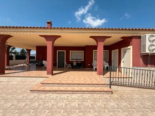 Chalet à Albatera. Chalet en venta con piscina y 17.000m2 de terreno en producción