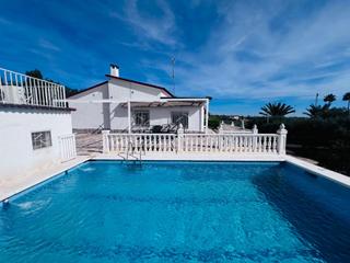 Chalet à Peña de las Águilas. Chalet independiente con piscina en elche, zona peña las águilas