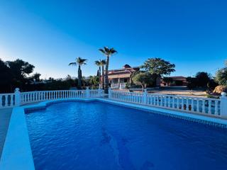 Chalet à Peña de las Águilas. Chalet con piscina en elche, zona peña las águilas.