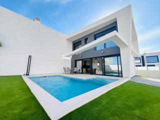 Chalet in Monte y Mar. Chalet con piscina en gran alacant.